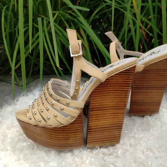 Stylish Tan Platform Sandals - Picture 9 of 9